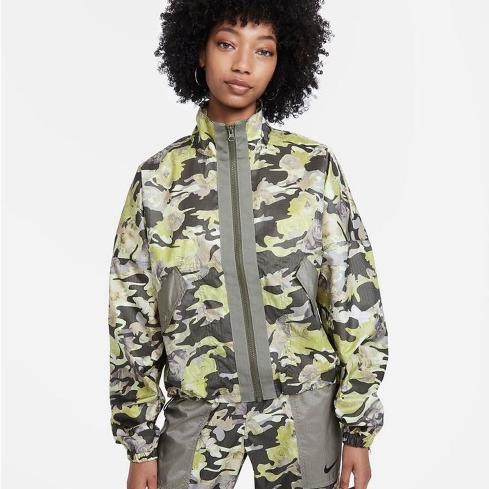 Woman’s Nike all over printed camo windbreaker in grey and yellow Size XS